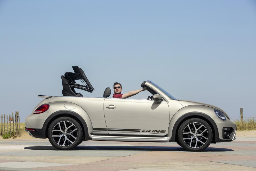  Volkswagen Beetle Dune Convertible 2016 года  (фото 24 из 32)
